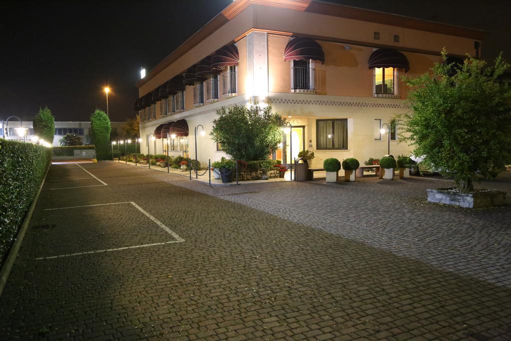 Hotel Lenotel Exteriér fotografie