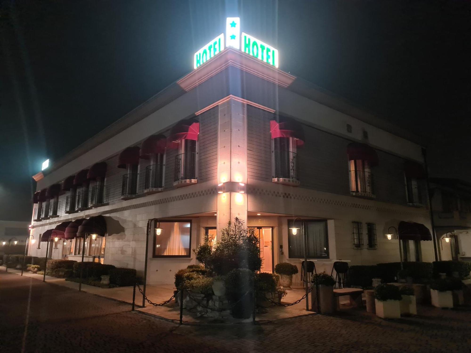 Hotel Lenotel Exteriér fotografie